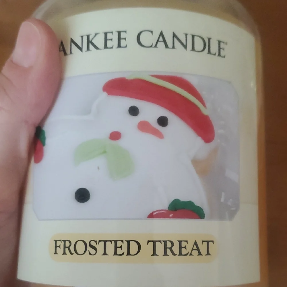 Yankee Candle Frosted Treat with Snowman Design - Picture 2 of 10